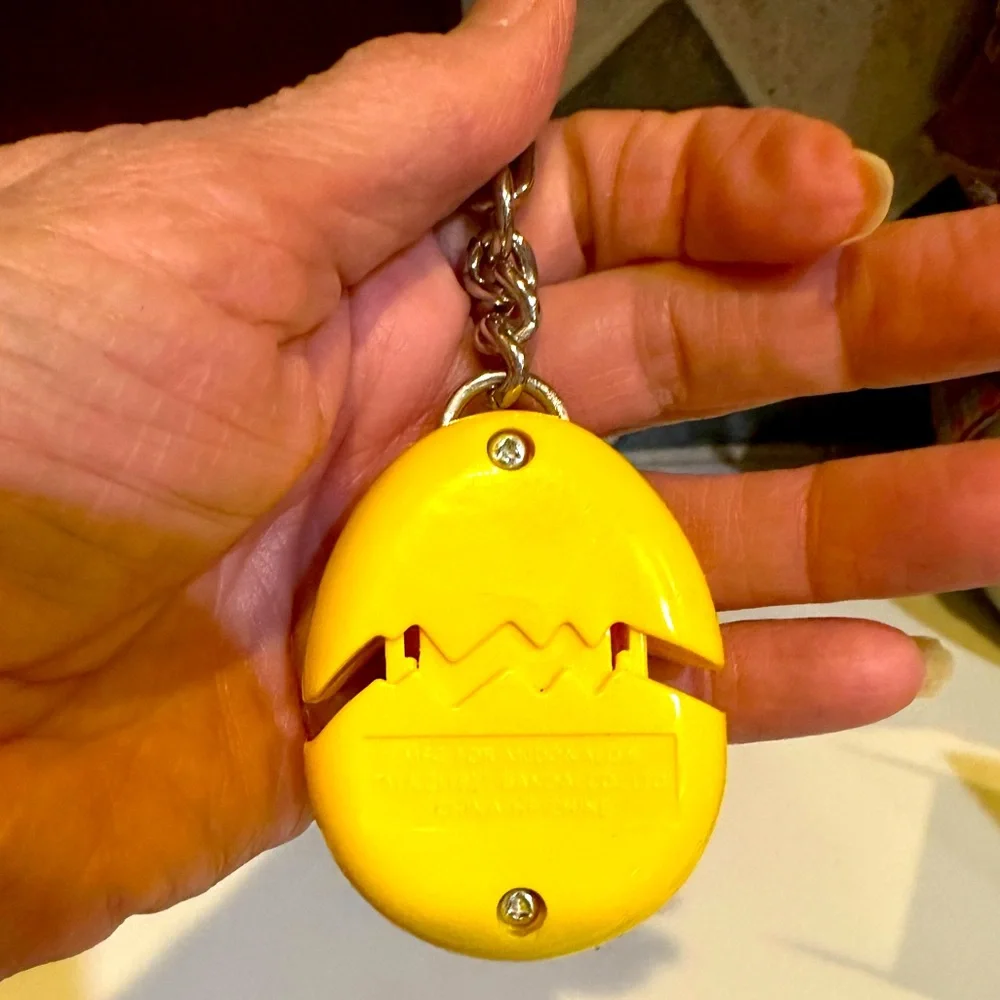 VTG 1997 TAMAGOTCHI YELLOW KEYCHAIN DIGITAL PET EGG GAME MCDONALDS YELLOW EASTER